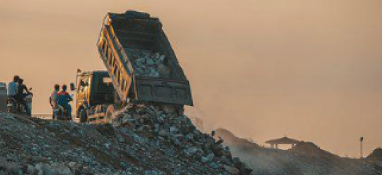 危險(xiǎn)廢物非法傾倒屢禁不止的背后是什么作祟？又該如何解決？